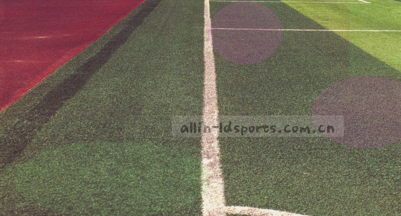 手机、平板、笔记本电脑以不同倾斜角度排列，屏幕中呈现抽象赛事色块
