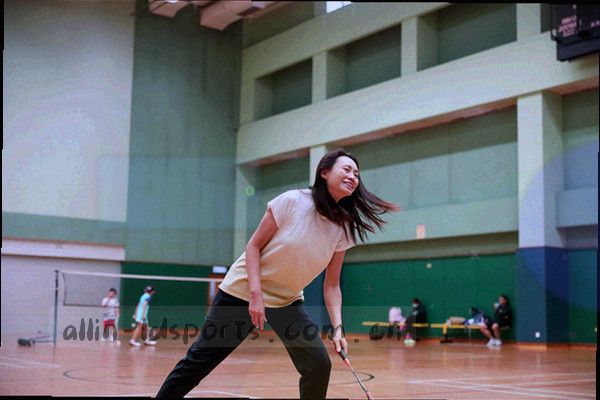 蓝色信封图形下方有金色和绿色环形波纹，代表消息传递